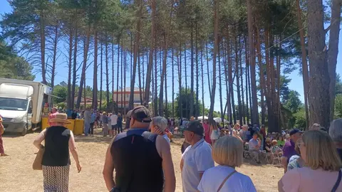 El pantano de Villameca, en el municipio leonés de Quintana del Castillo, se convierte este fin de semana en el corazón festivo de la comarca con motivo de la 40ª edición de la Fiesta Comarcal de La Cepeda. El evento, que nació como un encuentro para fomentar la convivencia entre los pueblos de la zona, se ha consolidado como una de las grandes citas del verano en la provincia de León. Fotos: Marisol