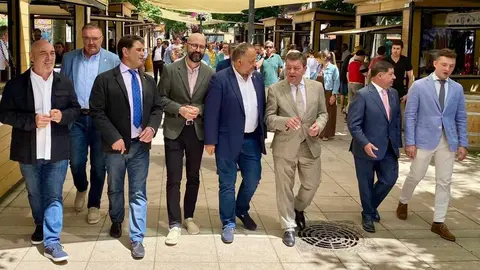 Un total de 15 bodegas de la Denominación de Origen León participan, desde hoy y hasta el domingo, en la XXII edición de la Feria del Vino de Valencia de Don Juan, que acaba de abrir sus puertas en el Jardín de los Patos y cuya inauguración corrió a cargo del consejero de Presidencia de la Junta, Luis Miguel González Gago, quien estuvo acompañado del presidente de la Diputación de León, Gerardo Álvarez Courel, el alcalde de la localidad, José Jiménez, entre otras autoridades.