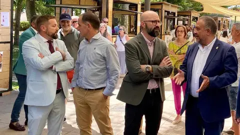 Un total de 15 bodegas de la Denominación de Origen León participan, desde hoy y hasta el domingo, en la XXII edición de la Feria del Vino de Valencia de Don Juan, que acaba de abrir sus puertas en el Jardín de los Patos y cuya inauguración corrió a cargo del consejero de Presidencia de la Junta, Luis Miguel González Gago, quien estuvo acompañado del presidente de la Diputación de León, Gerardo Álvarez Courel, el alcalde de la localidad, José Jiménez, entre otras autoridades.