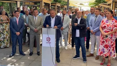 Un total de 15 bodegas de la Denominación de Origen León participan, desde hoy y hasta el domingo, en la XXII edición de la Feria del Vino de Valencia de Don Juan, que acaba de abrir sus puertas en el Jardín de los Patos y cuya inauguración corrió a cargo del consejero de Presidencia de la Junta, Luis Miguel González Gago, quien estuvo acompañado del presidente de la Diputación de León, Gerardo Álvarez Courel, el alcalde de la localidad, José Jiménez, entre otras autoridades.