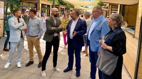 Un total de 15 bodegas de la Denominación de Origen León participan, desde hoy y hasta el domingo, en la XXII edición de la Feria del Vino de Valencia de Don Juan, que acaba de abrir sus puertas en el Jardín de los Patos y cuya inauguración corrió a cargo del consejero de Presidencia de la Junta, Luis Miguel González Gago, quien estuvo acompañado del presidente de la Diputación de León, Gerardo Álvarez Courel, el alcalde de la localidad, José Jiménez, entre otras autoridades.