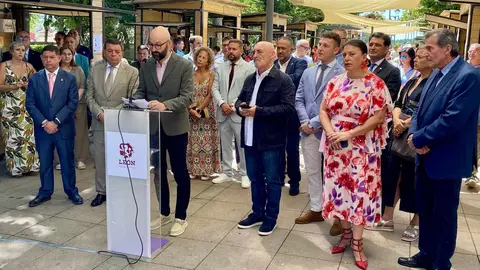 Un total de 15 bodegas de la Denominación de Origen León participan, desde hoy y hasta el domingo, en la XXII edición de la Feria del Vino de Valencia de Don Juan, que acaba de abrir sus puertas en el Jardín de los Patos y cuya inauguración corrió a cargo del consejero de Presidencia de la Junta, Luis Miguel González Gago, quien estuvo acompañado del presidente de la Diputación de León, Gerardo Álvarez Courel, el alcalde de la localidad, José Jiménez, entre otras autoridades.