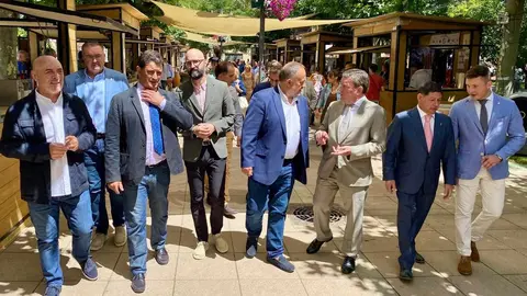 Un total de 15 bodegas de la Denominación de Origen León participan, desde hoy y hasta el domingo, en la XXII edición de la Feria del Vino de Valencia de Don Juan, que acaba de abrir sus puertas en el Jardín de los Patos y cuya inauguración corrió a cargo del consejero de Presidencia de la Junta, Luis Miguel González Gago, quien estuvo acompañado del presidente de la Diputación de León, Gerardo Álvarez Courel, el alcalde de la localidad, José Jiménez, entre otras autoridades.