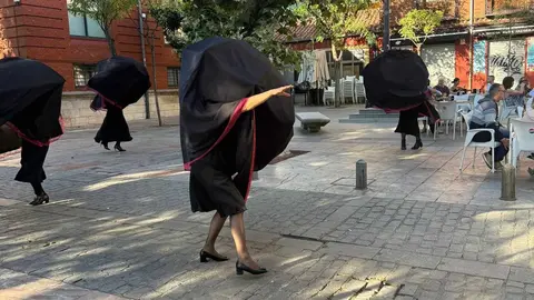 El Colectivo de Mujeres Creadoras sorprendió a los viandantes con una puesta en escena cargada de simbolismo y emoción, en la que el duelo se transforma en fuerza colectiva. Foto: AytoLeón