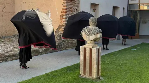 El Colectivo de Mujeres Creadoras sorprendió a los viandantes con una puesta en escena cargada de simbolismo y emoción, en la que el duelo se transforma en fuerza colectiva. Foto: AytoLeón