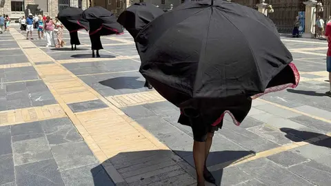 El Colectivo de Mujeres Creadoras sorprendió a los viandantes con una puesta en escena cargada de simbolismo y emoción, en la que el duelo se transforma en fuerza colectiva. Foto: AytoLeón