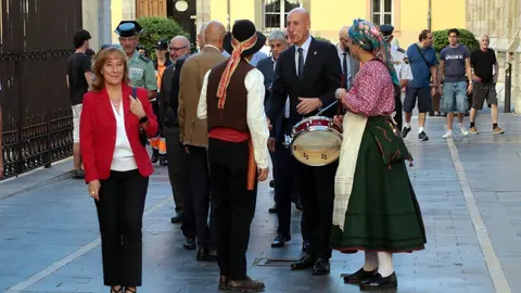 León revive su historia jurídica con la lectura de los Fueros y Ana del Ser como mantenedora. Foto: Peio García