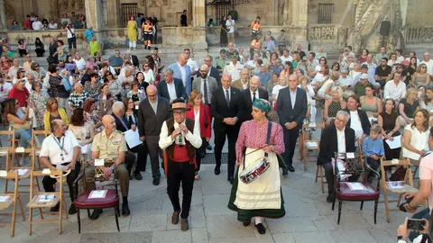 León revive su historia jurídica con la lectura de los Fueros y Ana del Ser como mantenedora. Foto: Peio García