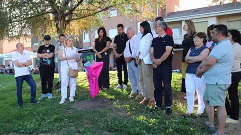 Una placa en el Parque de La Era recordará para siempre a Lucía Chamorro, la niña que conmovió a todo León con su lucha contra el cáncer infantil. Foto: Isaac Llamazares