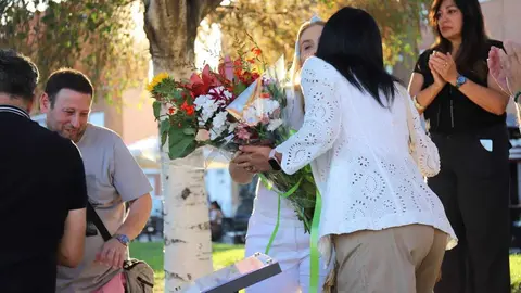 Una placa en el Parque de La Era recordará para siempre a Lucía Chamorro, la niña que conmovió a todo León con su lucha contra el cáncer infantil. Foto: Isaac Llamazares