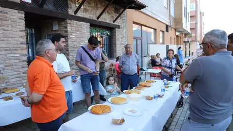 La tortilla del Centro de Mayores se alza con el primer premio en el concurso de Trobajo del Camino. Gran éxito de participación y nivel culinario en el tradicional Concurso de Tortillas organizado por la Asociación Apeju durante las fiestas de Santiago Apóstol 2025. Fotos: Isaac Llamazares