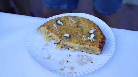La tortilla del Centro de Mayores se alza con el primer premio en el concurso de Trobajo del Camino. Gran éxito de participación y nivel culinario en el tradicional Concurso de Tortillas organizado por la Asociación Apeju durante las fiestas de Santiago Apóstol 2025. Fotos: Isaac Llamazares
