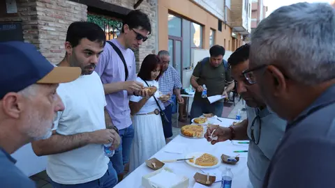 La tortilla del Centro de Mayores se alza con el primer premio en el concurso de Trobajo del Camino. Gran éxito de participación y nivel culinario en el tradicional Concurso de Tortillas organizado por la Asociación Apeju durante las fiestas de Santiago Apóstol 2025. Fotos: Isaac Llamazares