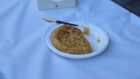 La tortilla del Centro de Mayores se alza con el primer premio en el concurso de Trobajo del Camino. Gran éxito de participación y nivel culinario en el tradicional Concurso de Tortillas organizado por la Asociación Apeju durante las fiestas de Santiago Apóstol 2025. Fotos: Isaac Llamazares