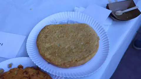 La tortilla del Centro de Mayores se alza con el primer premio en el concurso de Trobajo del Camino. Gran éxito de participación y nivel culinario en el tradicional Concurso de Tortillas organizado por la Asociación Apeju durante las fiestas de Santiago Apóstol 2025. Fotos: Isaac Llamazares
