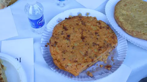 La tortilla del Centro de Mayores se alza con el primer premio en el concurso de Trobajo del Camino. Gran éxito de participación y nivel culinario en el tradicional Concurso de Tortillas organizado por la Asociación Apeju durante las fiestas de Santiago Apóstol 2025. Fotos: Isaac Llamazares