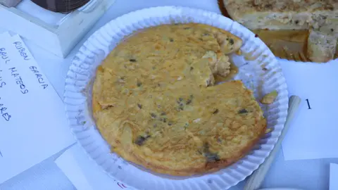 La tortilla del Centro de Mayores se alza con el primer premio en el concurso de Trobajo del Camino. Gran éxito de participación y nivel culinario en el tradicional Concurso de Tortillas organizado por la Asociación Apeju durante las fiestas de Santiago Apóstol 2025. Fotos: Isaac Llamazares