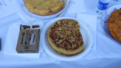 La tortilla del Centro de Mayores se alza con el primer premio en el concurso de Trobajo del Camino. Gran éxito de participación y nivel culinario en el tradicional Concurso de Tortillas organizado por la Asociación Apeju durante las fiestas de Santiago Apóstol 2025. Fotos: Isaac Llamazares