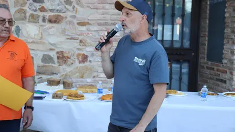La tortilla del Centro de Mayores se alza con el primer premio en el concurso de Trobajo del Camino. Gran éxito de participación y nivel culinario en el tradicional Concurso de Tortillas organizado por la Asociación Apeju durante las fiestas de Santiago Apóstol 2025. Fotos: Isaac Llamazares