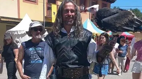 Las XXX Jornadas Medievales de Mansilla de las Mulas ya han vivido una jornada de sábado repleta de historia, espectáculo y participación ciudadana. Desde primera hora de la mañana, las calles del casco histórico se llenaron de puestos artesanales, pendones, trajes de época y música, en un ambiente festivo y evocador que transportó al público hasta la Edad Media.