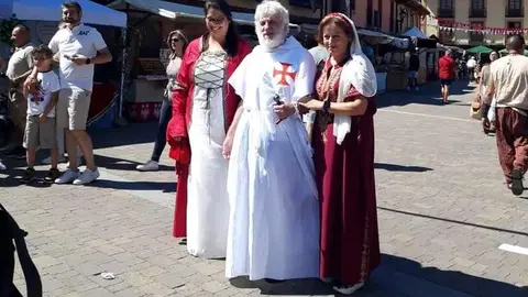 Las XXX Jornadas Medievales de Mansilla de las Mulas ya han vivido una jornada de sábado repleta de historia, espectáculo y participación ciudadana. Desde primera hora de la mañana, las calles del casco histórico se llenaron de puestos artesanales, pendones, trajes de época y música, en un ambiente festivo y evocador que transportó al público hasta la Edad Media.