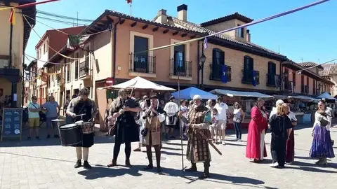 Las XXX Jornadas Medievales de Mansilla de las Mulas ya han vivido una jornada de sábado repleta de historia, espectáculo y participación ciudadana. Desde primera hora de la mañana, las calles del casco histórico se llenaron de puestos artesanales, pendones, trajes de época y música, en un ambiente festivo y evocador que transportó al público hasta la Edad Media.