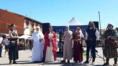 Las XXX Jornadas Medievales de Mansilla de las Mulas ya han vivido una jornada de sábado repleta de historia, espectáculo y participación ciudadana. Desde primera hora de la mañana, las calles del casco histórico se llenaron de puestos artesanales, pendones, trajes de época y música, en un ambiente festivo y evocador que transportó al público hasta la Edad Media.