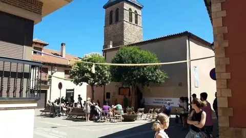 Las XXX Jornadas Medievales de Mansilla de las Mulas ya han vivido una jornada de sábado repleta de historia, espectáculo y participación ciudadana. Desde primera hora de la mañana, las calles del casco histórico se llenaron de puestos artesanales, pendones, trajes de época y música, en un ambiente festivo y evocador que transportó al público hasta la Edad Media.