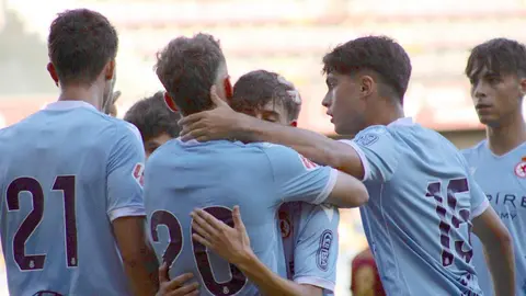 La Cultural avanza en su pretemporada, sigue sumando kilómetros y firma una nueva victoria ante el Pontevedra. Un encuentro que ha servido para que Raúl Llona vea la evolución de su bloque, al que hoy le faltan piezas determinantes de cara al  inicio de la temporada.