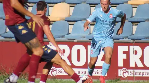 La Cultural avanza en su pretemporada, sigue sumando kilómetros y firma una nueva victoria ante el Pontevedra. Un encuentro que ha servido para que Raúl Llona vea la evolución de su bloque, al que hoy le faltan piezas determinantes de cara al  inicio de la temporada.