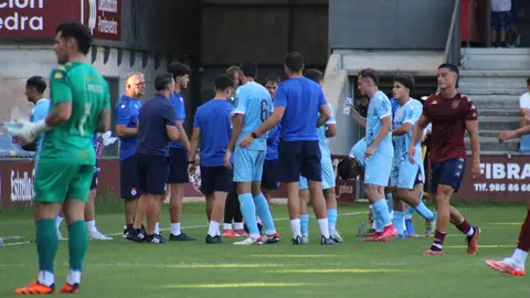 La Cultural avanza en su pretemporada, sigue sumando kilómetros y firma una nueva victoria ante el Pontevedra. Un encuentro que ha servido para que Raúl Llona vea la evolución de su bloque, al que hoy le faltan piezas determinantes de cara al  inicio de la temporada.
