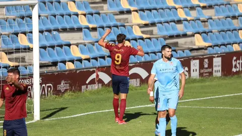 La Cultural avanza en su pretemporada, sigue sumando kilómetros y firma una nueva victoria ante el Pontevedra. Un encuentro que ha servido para que Raúl Llona vea la evolución de su bloque, al que hoy le faltan piezas determinantes de cara al  inicio de la temporada.