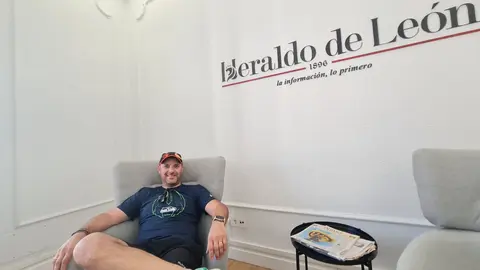 Profesor de Primaria y periodista por vocación, Ángel García informa desde su cuenta @cazurreando sobre fichajes de Segunda, Primera y Segunda RFEF con una red de contactos que le ha convertido en un referente entre clubes, técnicos y aficionados.