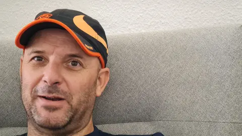 Profesor de Primaria y periodista por vocación, Ángel García informa desde su cuenta @cazurreando sobre fichajes de Segunda, Primera y Segunda RFEF con una red de contactos que le ha convertido en un referente entre clubes, técnicos y aficionados.