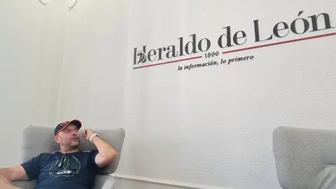 Profesor de Primaria y periodista por vocación, Ángel García informa desde su cuenta @cazurreando sobre fichajes de Segunda, Primera y Segunda RFEF con una red de contactos que le ha convertido en un referente entre clubes, técnicos y aficionados.