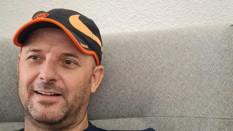 Profesor de Primaria y periodista por vocación, Ángel García informa desde su cuenta @cazurreando sobre fichajes de Segunda, Primera y Segunda RFEF con una red de contactos que le ha convertido en un referente entre clubes, técnicos y aficionados.