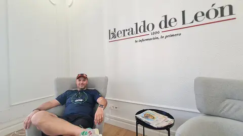 Profesor de Primaria y periodista por vocación, Ángel García informa desde su cuenta @cazurreando sobre fichajes de Segunda, Primera y Segunda RFEF con una red de contactos que le ha convertido en un referente entre clubes, técnicos y aficionados.
