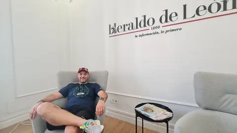 Profesor de Primaria y periodista por vocación, Ángel García informa desde su cuenta @cazurreando sobre fichajes de Segunda, Primera y Segunda RFEF con una red de contactos que le ha convertido en un referente entre clubes, técnicos y aficionados.