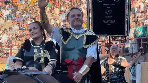 El emperador saluda a las masas durante el desfile en la arena. Foto cedida Astorga Digital
