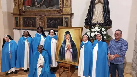 El pintor Luis Zotes dona su obra de la Virgen de la Amargura al Monasterio de las Concepcionistas de León. Foto: Jesús Ferrero.