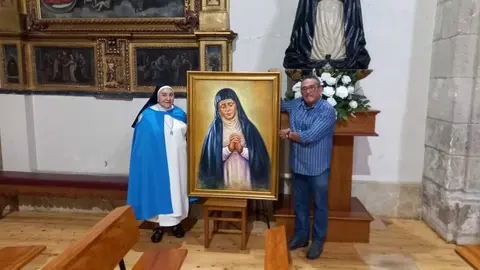 El pintor Luis Zotes dona su obra de la Virgen de la Amargura al Monasterio de las Concepcionistas de León. Foto: Jesús Ferrero.