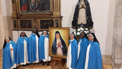 El pintor Luis Zotes dona su obra de la Virgen de la Amargura al Monasterio de las Concepcionistas de León. Foto: Jesús Ferrero.