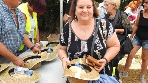 Reparto de 2.000 bollos preñaos con sus correspondientes sombreros. Foto: Miguel Ángel García.