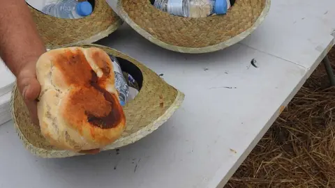 Reparto de 2.000 bollos preñaos con sus correspondientes sombreros. Foto: Miguel Ángel García.