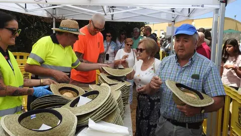 Reparto de 2.000 bollos preñaos con sus correspondientes sombreros. Foto: Miguel Ángel García.