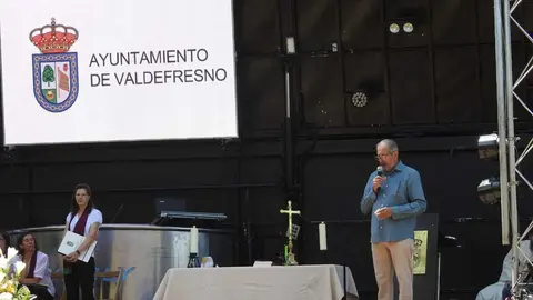Reparto de 2.000 bollos preñaos con sus correspondientes sombreros. Foto: Miguel Ángel García.