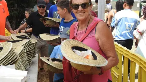 Reparto de 2.000 bollos preñaos con sus correspondientes sombreros. Foto: Miguel Ángel García.