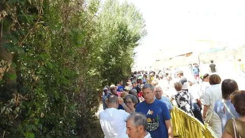 Reparto de 2.000 bollos preñaos con sus correspondientes sombreros. Foto: Miguel Ángel García.