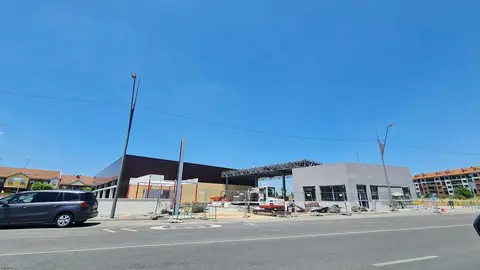 El área metropolitana y varios municipios de la provincia suman proyectos por más de 15 millones de euros y 150 empleos, en una fiebre por grandes superficies que redefine el mapa del consumo local. En la imagen, el nuevo súper con gasolinera para San Andrés del Rabanedo.