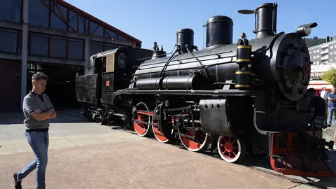 El presidente del Consorcio del Tren Turístico Ponfeblino, y alcalde de Villablino (León), Mario Rivas, participa en el acto de traslado de la emblemática locomotora PV 31 desde Ponferrada a los Talleres Ferroviarios de Villablino. Foto: César Sánchez.